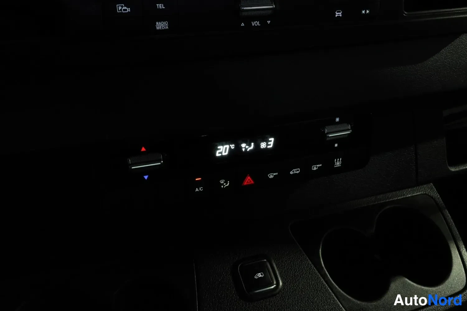 Valkoinen Mercedes-Benz Sprinter 2022, yksityiskohta, kuva 31