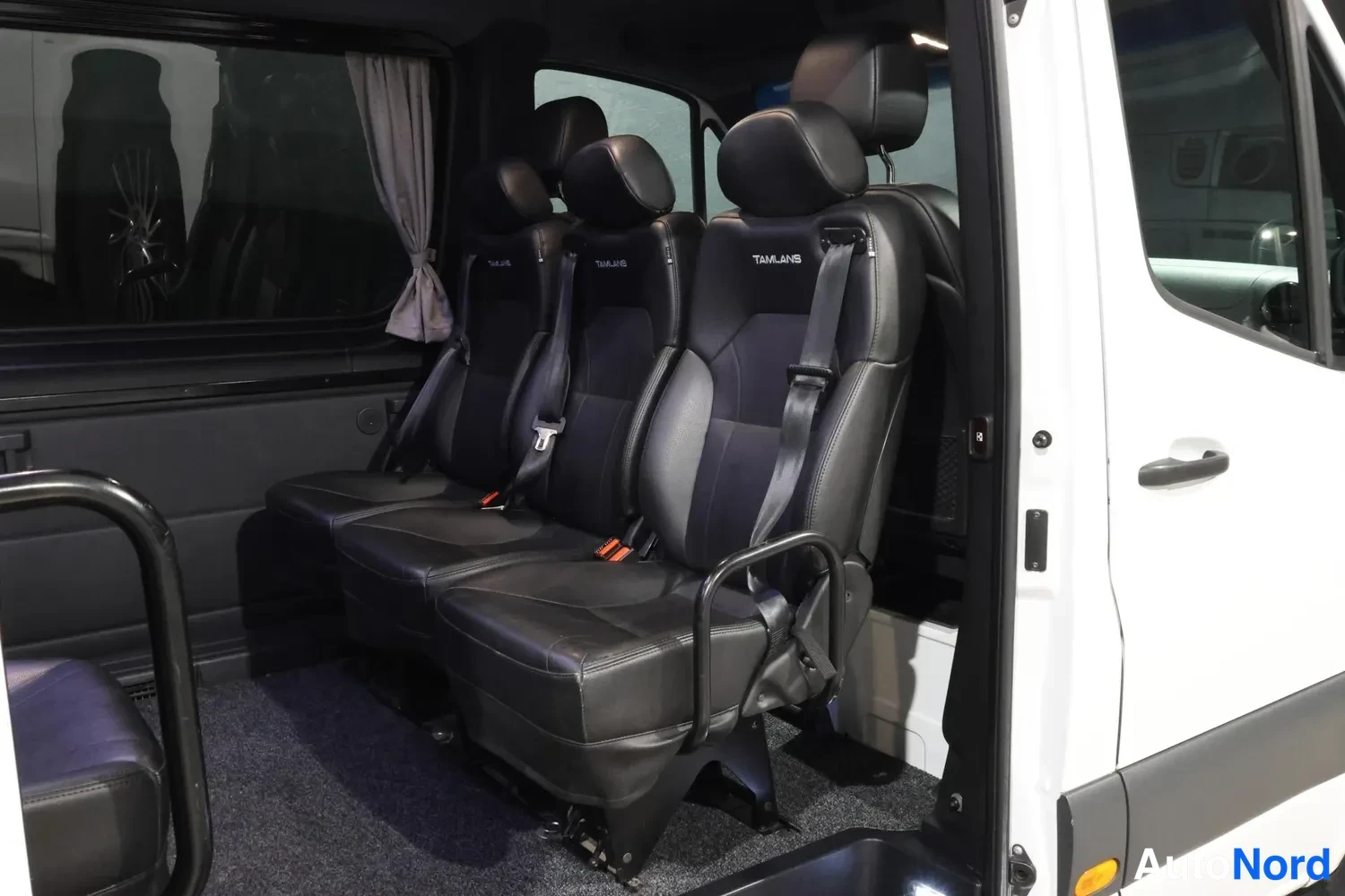 Valkoinen Mercedes-Benz Sprinter 2022, takaistuimet, kuva 18