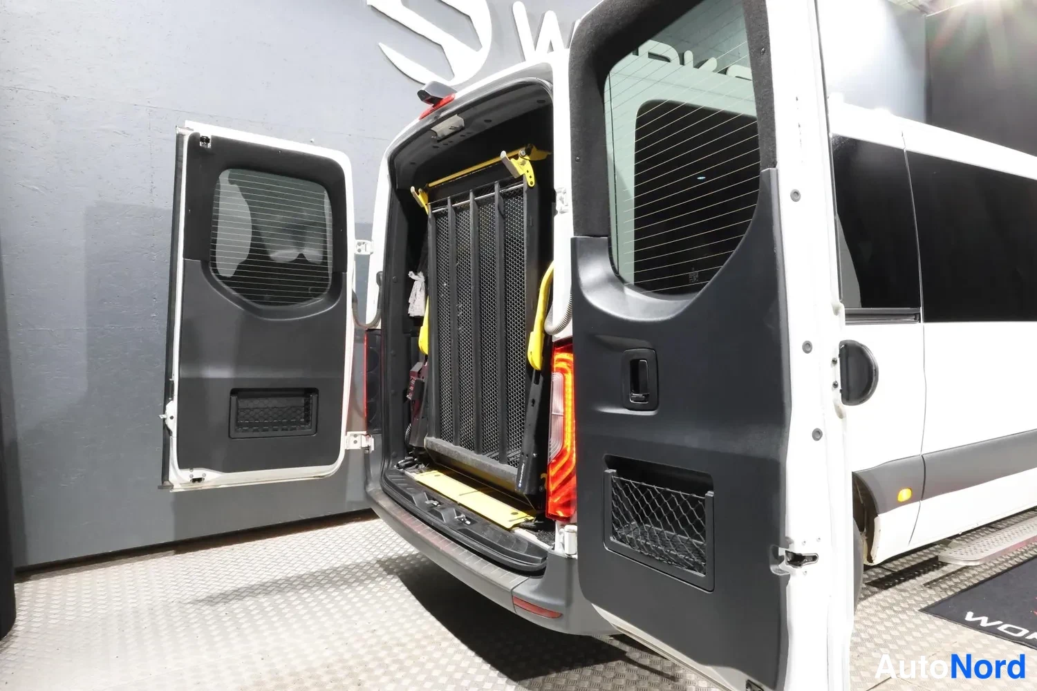 Valkoinen Mercedes-Benz Sprinter 2022, takaviisto, kuva 13