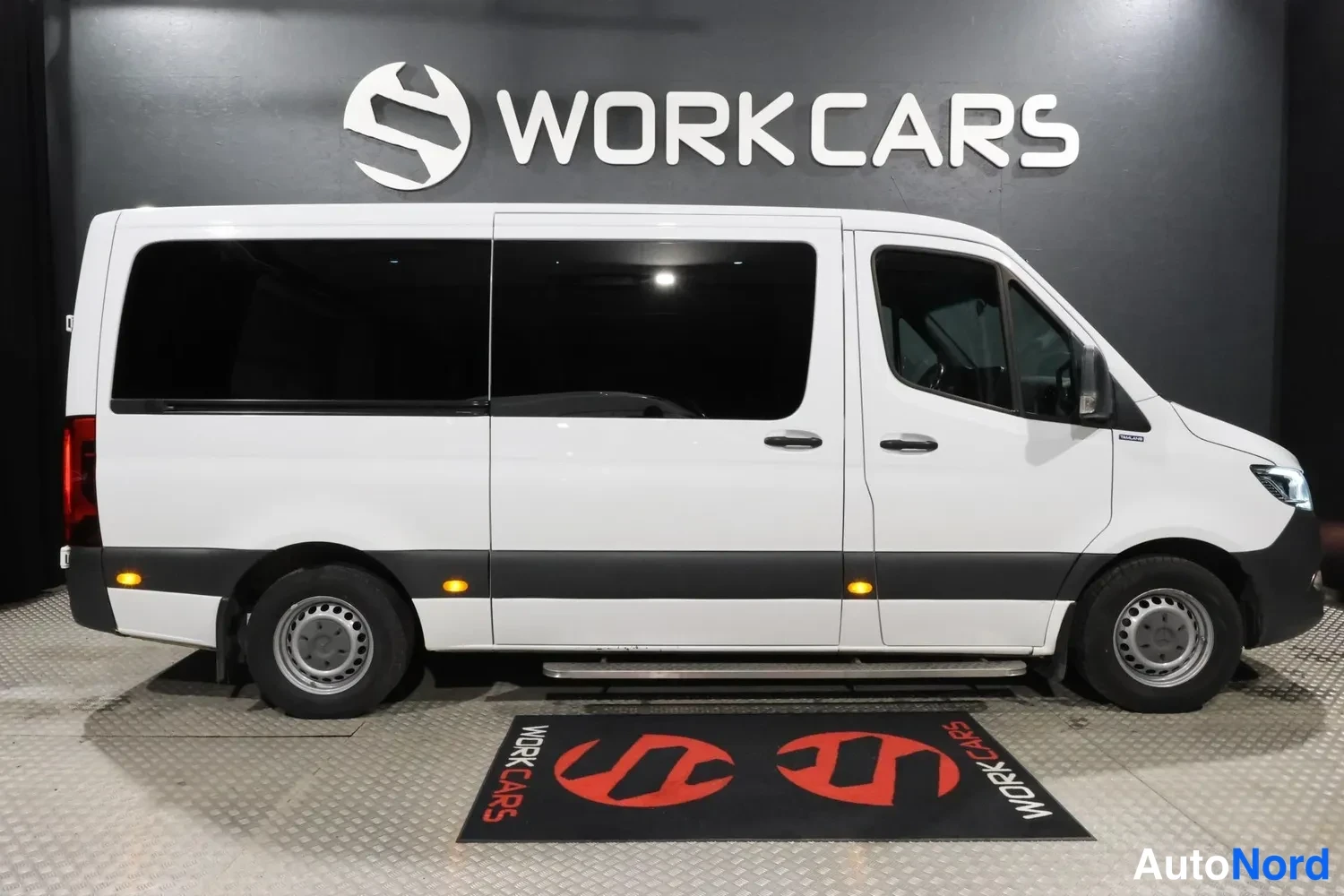 Valkoinen Mercedes-Benz Sprinter 2022, etuviisto, keula oikealle, kuva 4