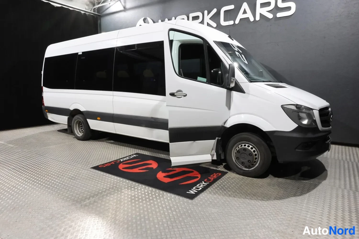 Valkoinen Mercedes-Benz Sprinter 2018, etuviisto, keula oikealle, kuva 2