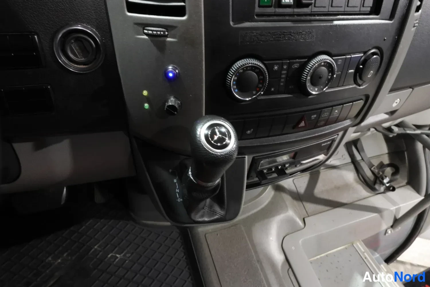 Valkoinen Mercedes-Benz Sprinter 2018, yksityiskohta, kuva 18