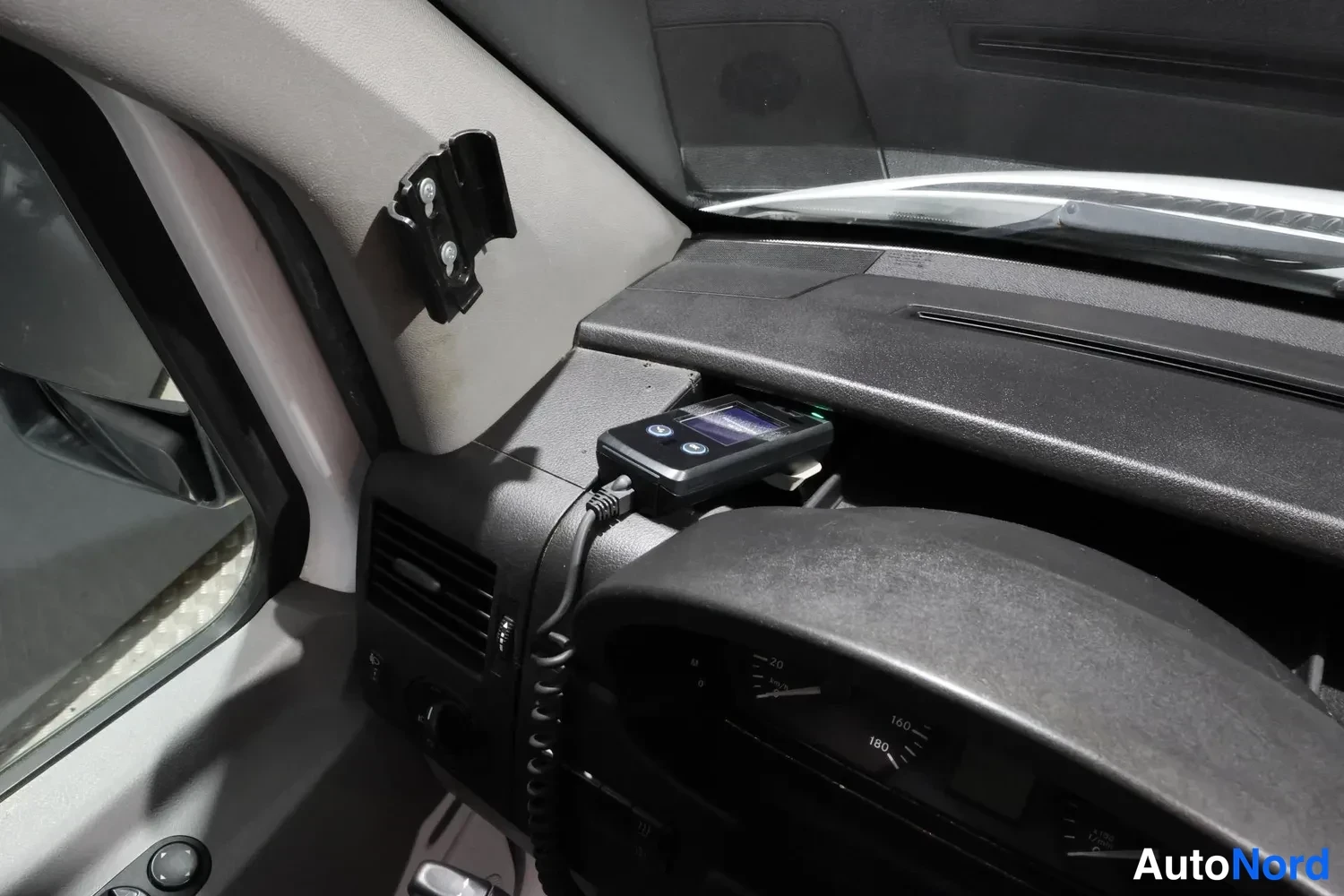 Valkoinen Mercedes-Benz Sprinter 2018, yksityiskohta, kuva 19