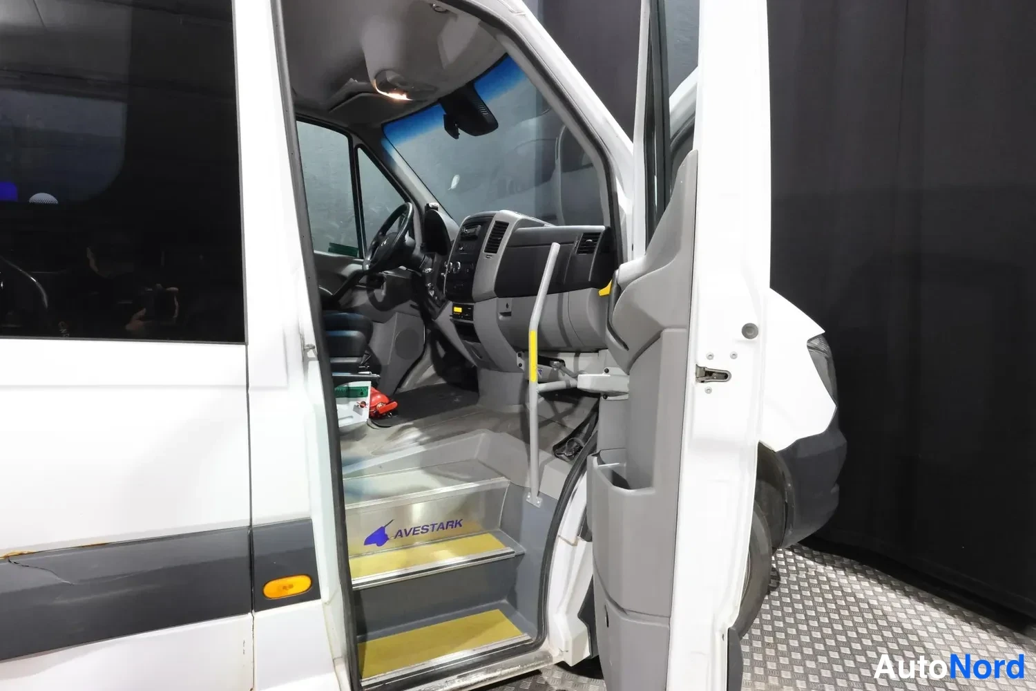 Valkoinen Mercedes-Benz Sprinter 2018, ohjaamo, kuva 13
