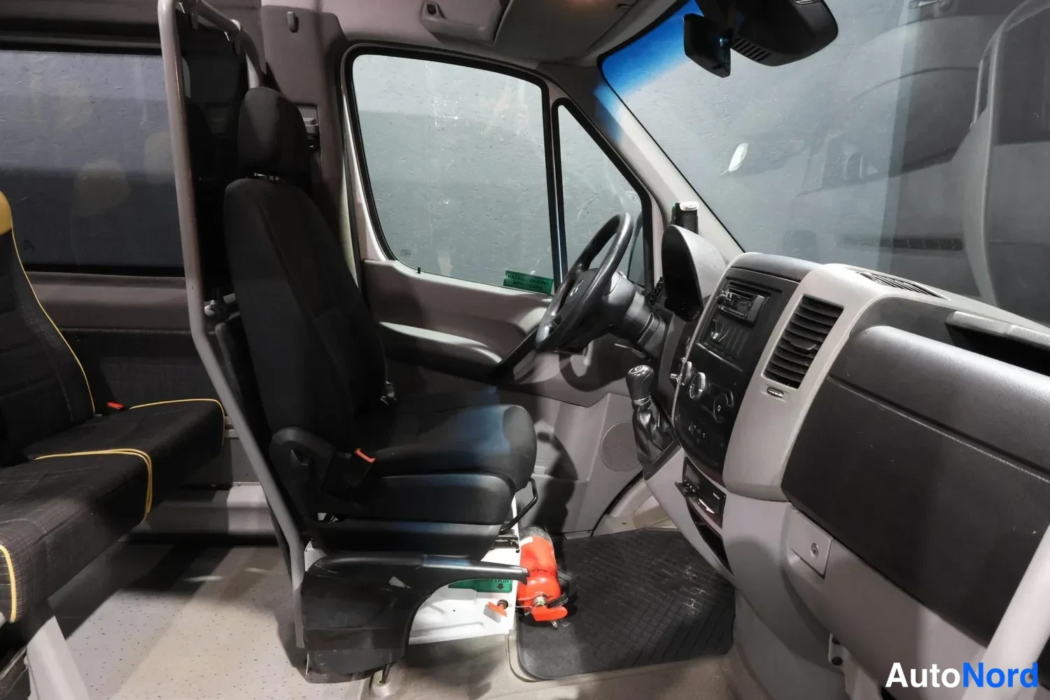 Valkoinen Mercedes-Benz Sprinter 2018, ohjaamo, kuva 12