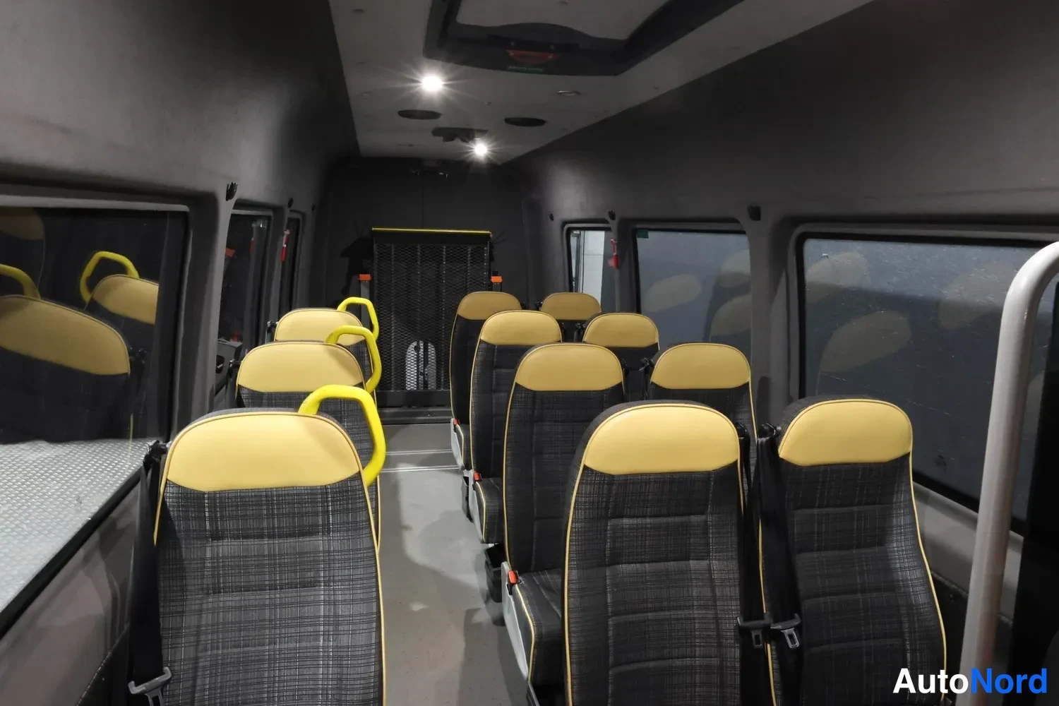 Valkoinen Mercedes-Benz Sprinter 2018, takaistuimet, kuva 14