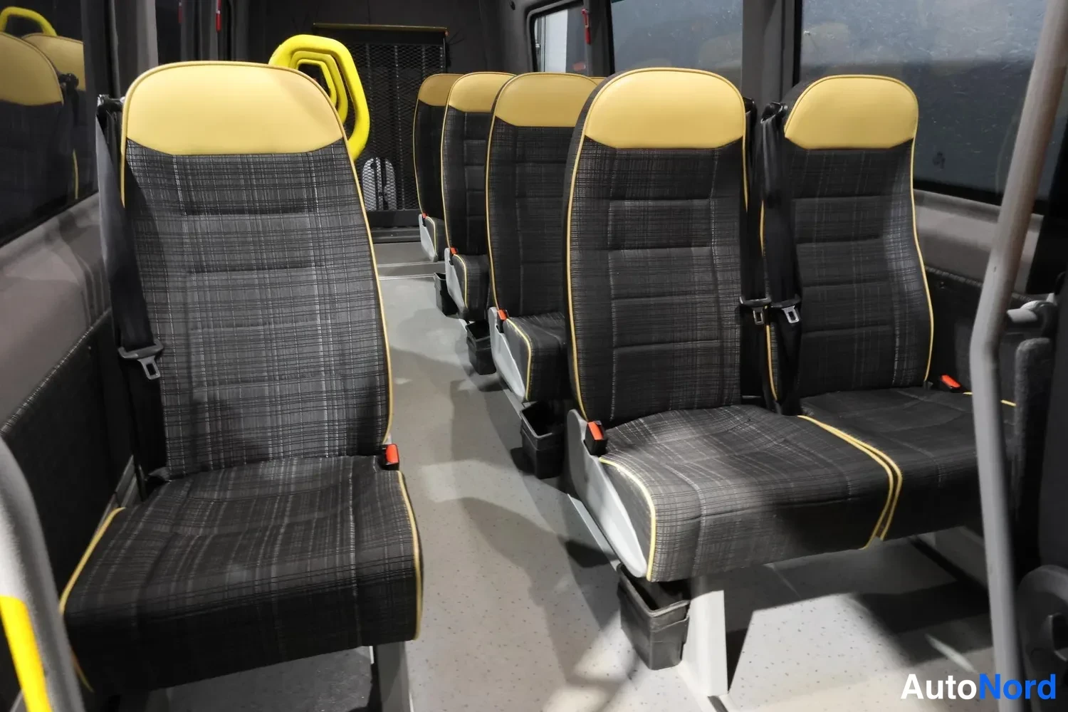 Valkoinen Mercedes-Benz Sprinter 2018, takaistuimet, kuva 15