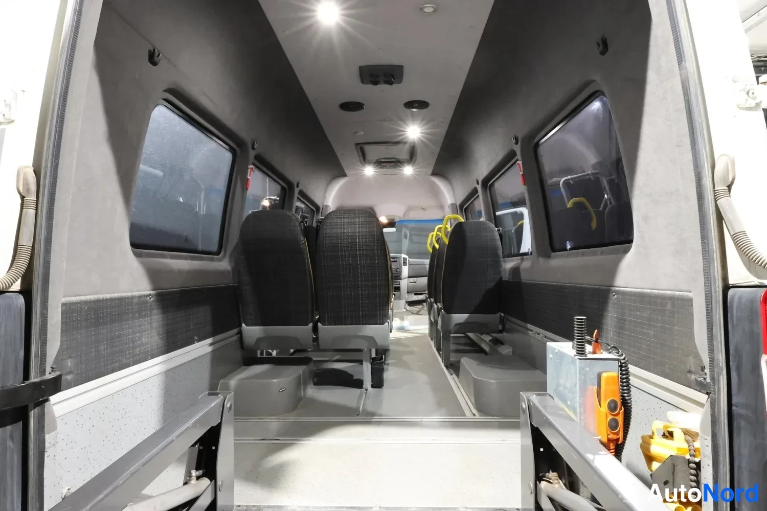 Valkoinen Mercedes-Benz Sprinter 2018, takaistuimet, kuva 16