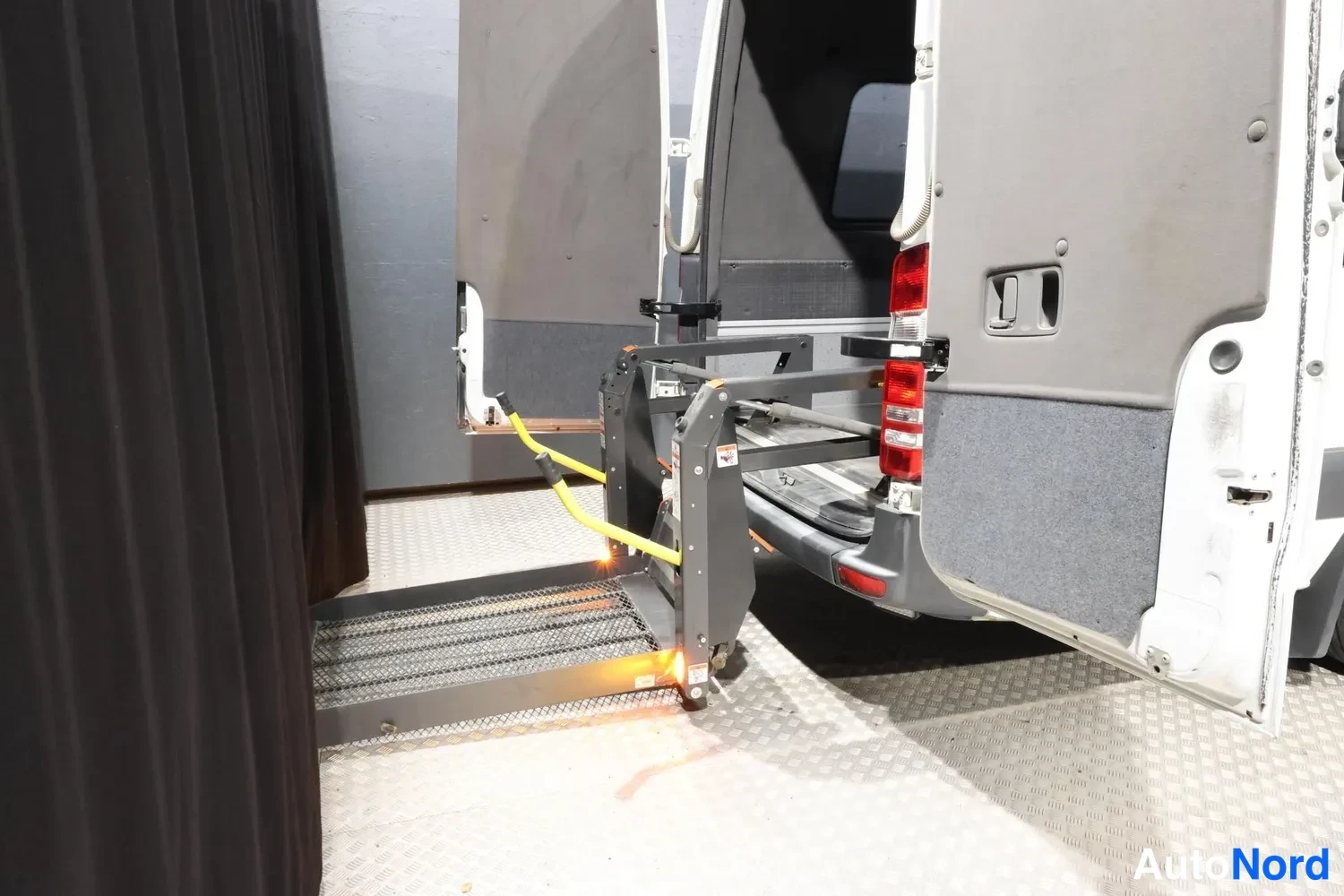 Valkoinen Mercedes-Benz Sprinter 2018, takaa, kuva 9