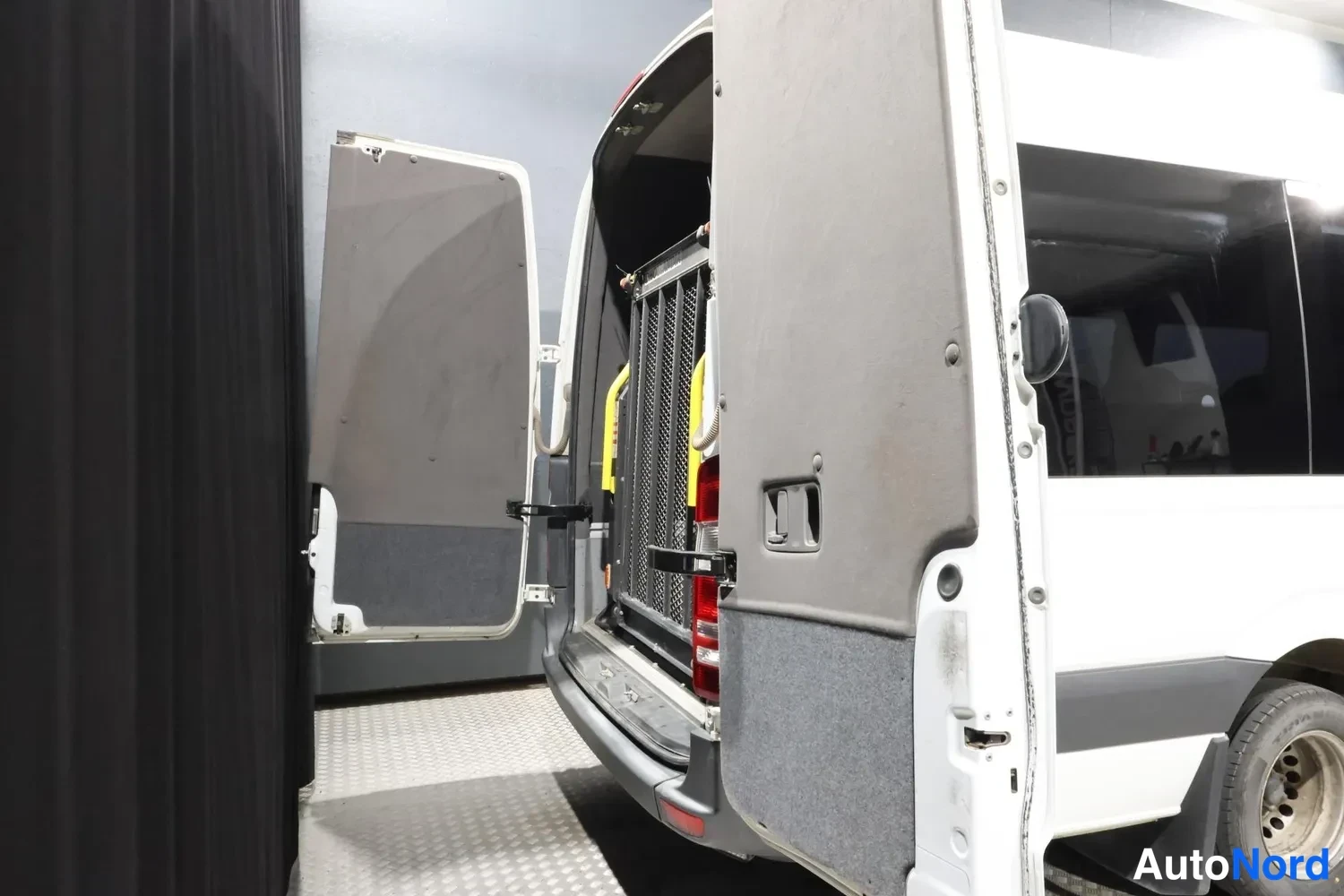 Valkoinen Mercedes-Benz Sprinter 2018, takaviisto, kuva 8