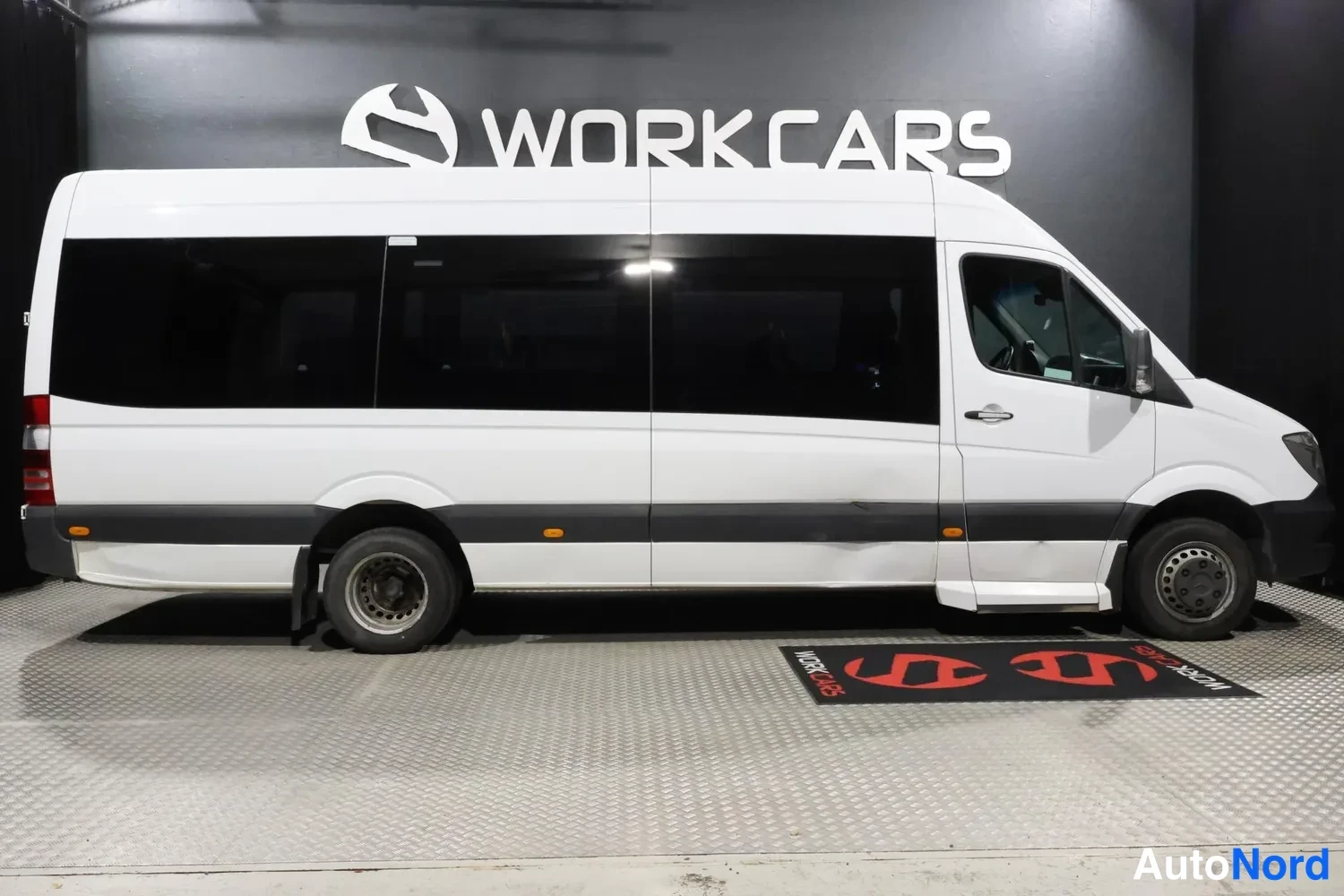 Valkoinen Mercedes-Benz Sprinter 2018, etuviisto, keula oikealle, kuva 4