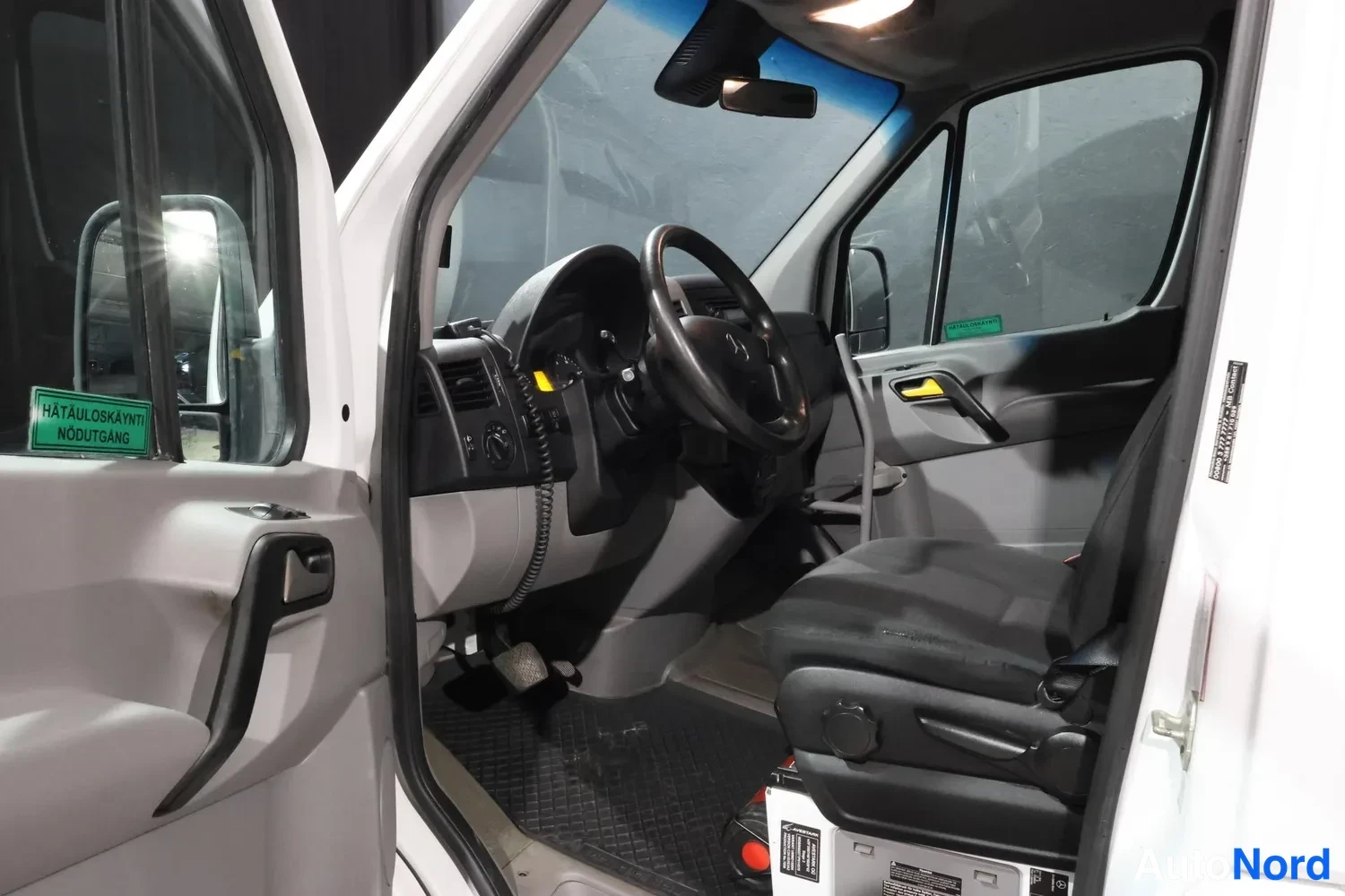 Valkoinen Mercedes-Benz Sprinter 2018, ohjaamo, kuva 10