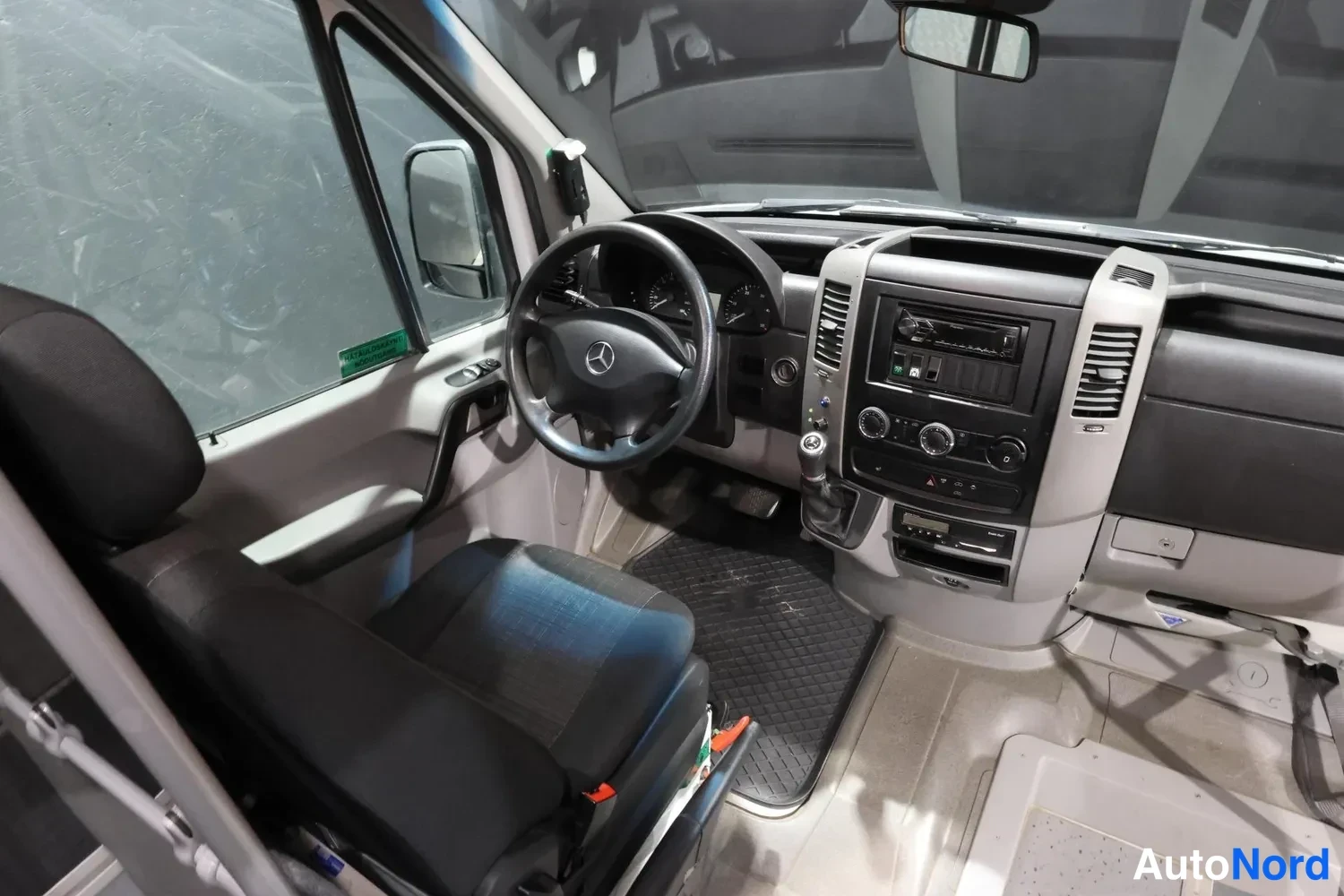 Valkoinen Mercedes-Benz Sprinter 2018, ohjaamo, kuva 11