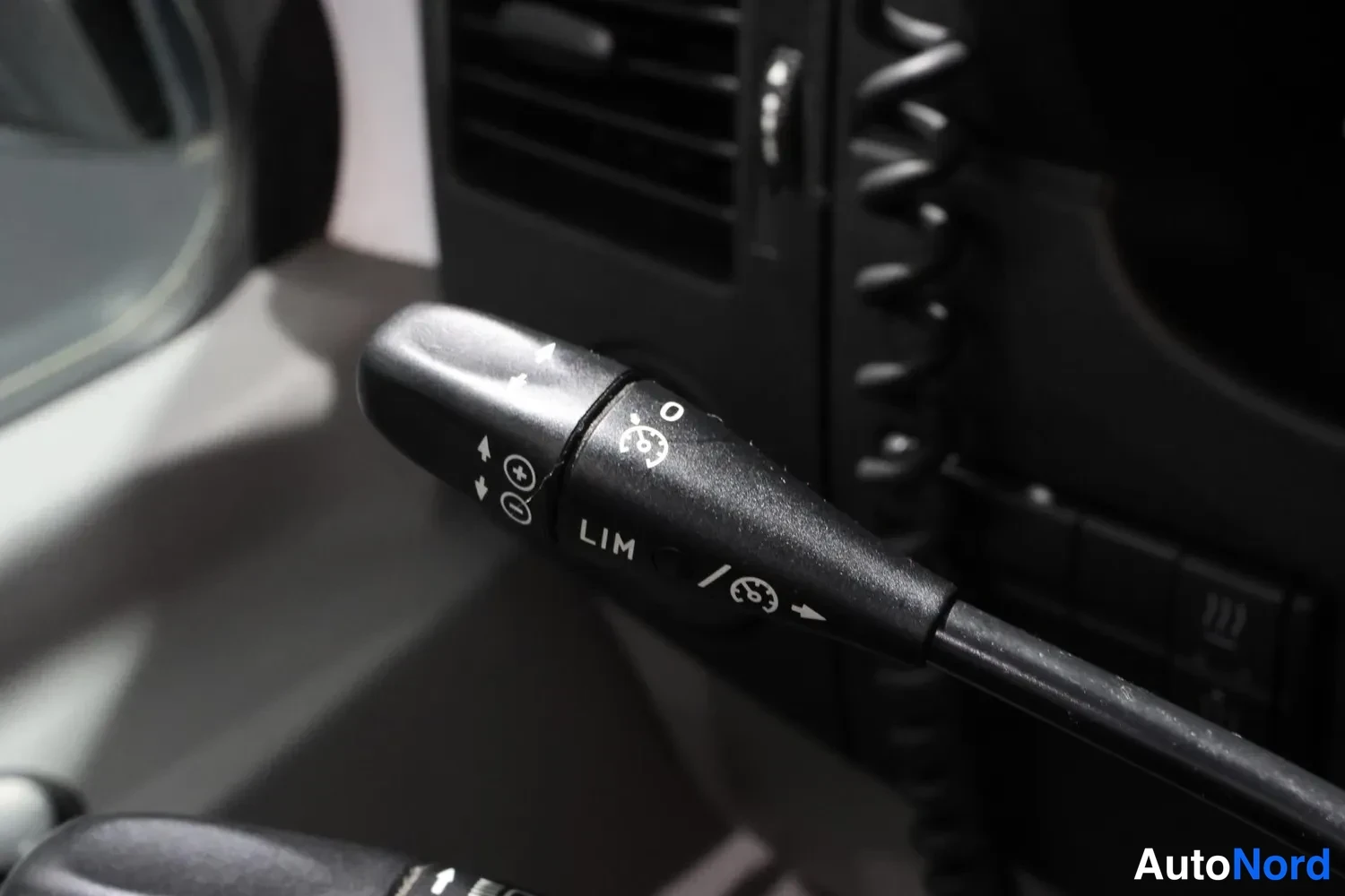 Valkoinen Mercedes-Benz Sprinter 2018, yksityiskohta, kuva 17