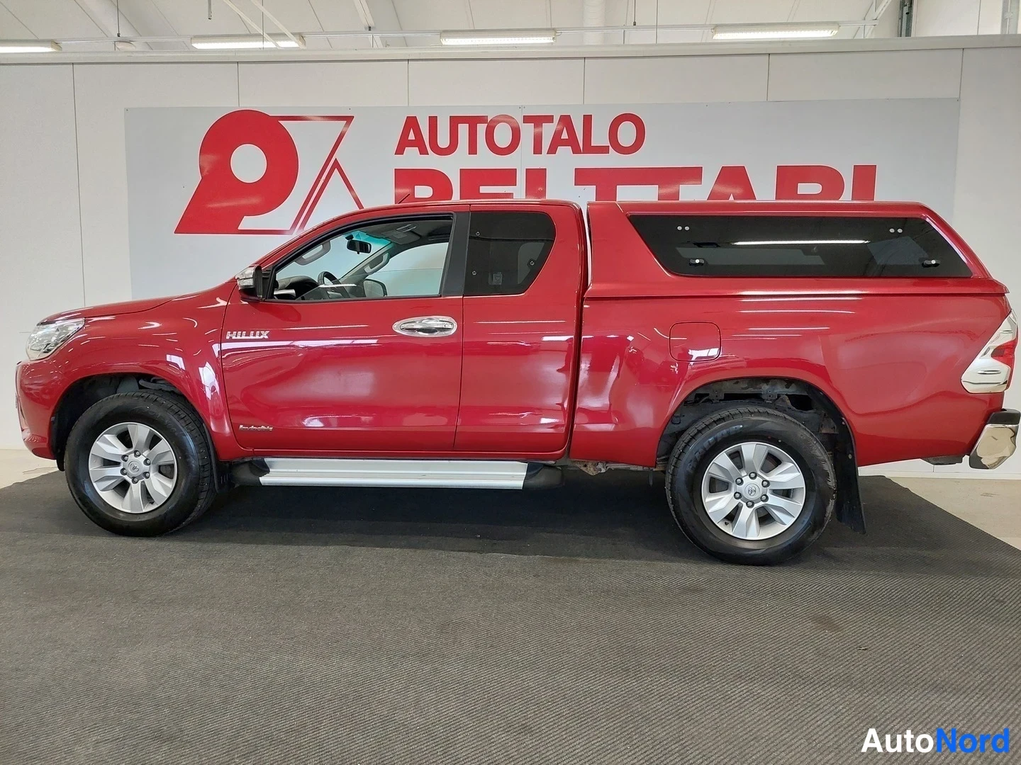 Punainen Toyota Hilux 2016, sivulta, kuva 4