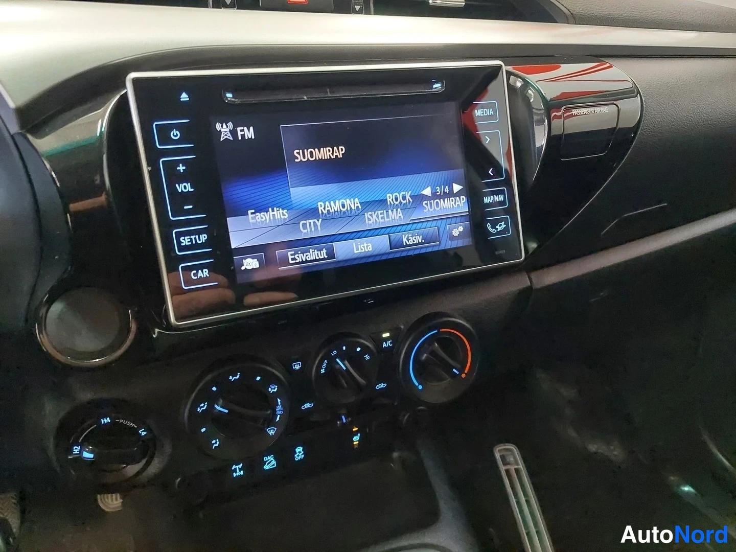 Punainen Toyota Hilux 2016, yksityiskohta, kuva 17