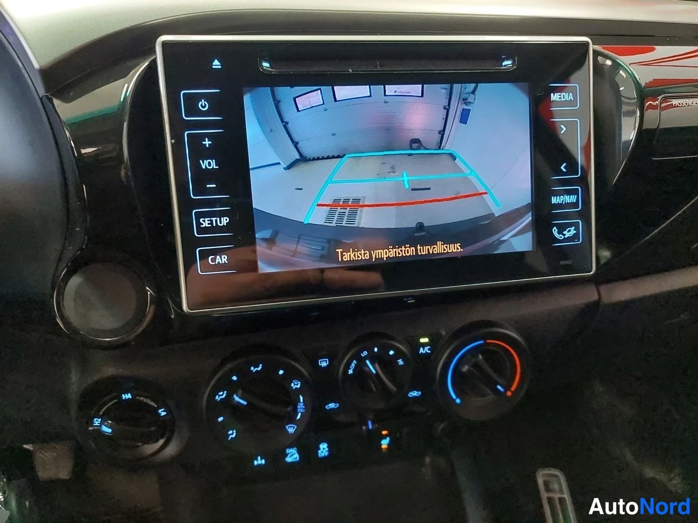 Punainen Toyota Hilux 2016, yksityiskohta, kuva 18
