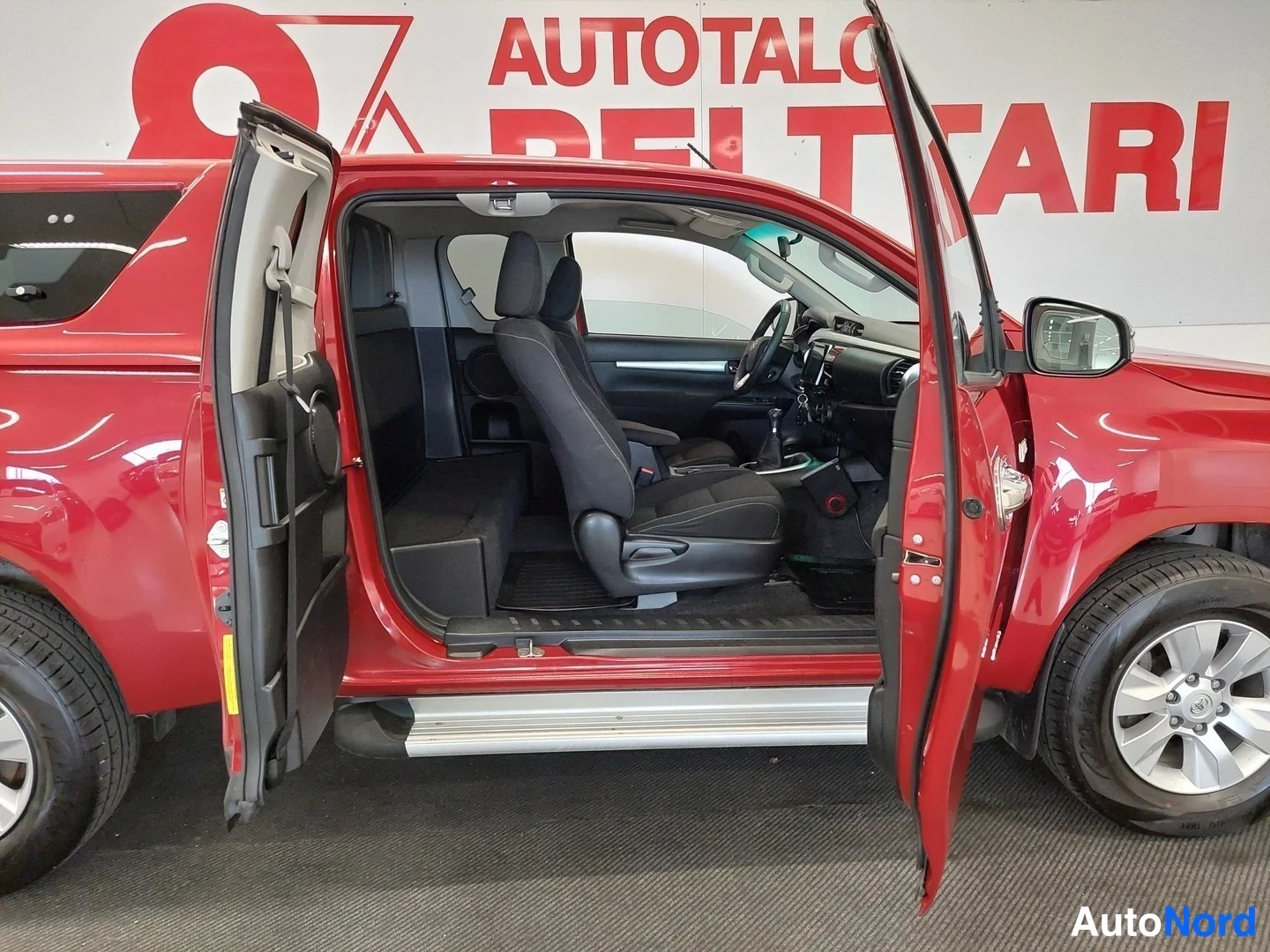 Punainen Toyota Hilux 2016, sivulta, kuva 7