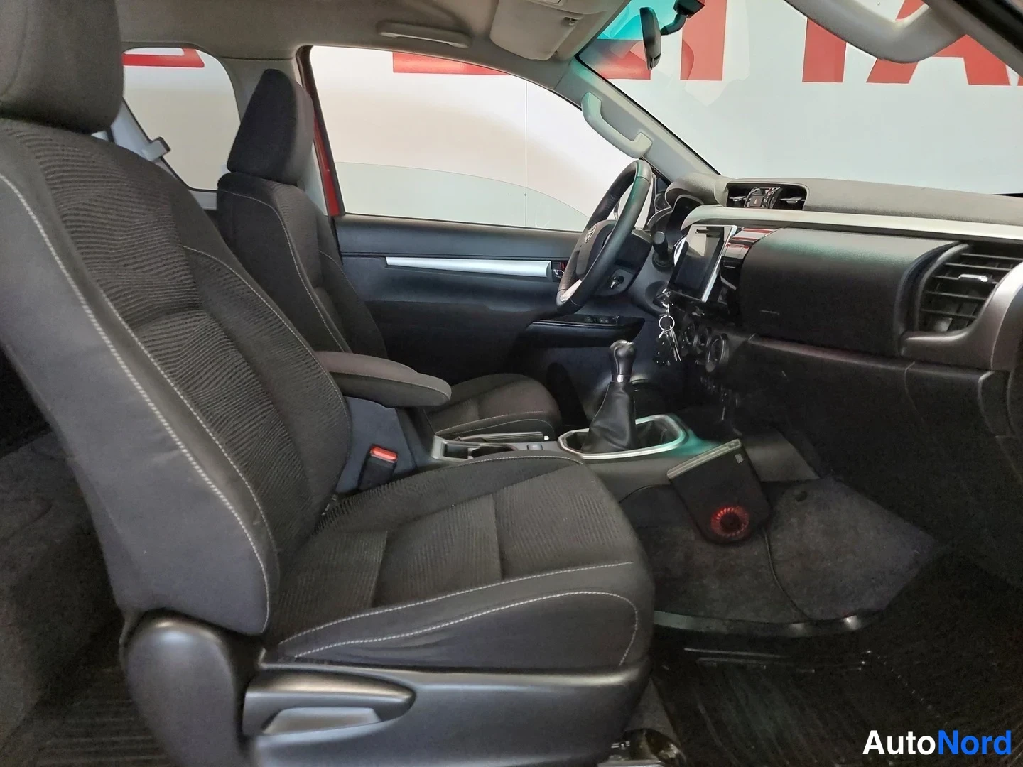 Punainen Toyota Hilux 2016, etuistuimet, kuva 13