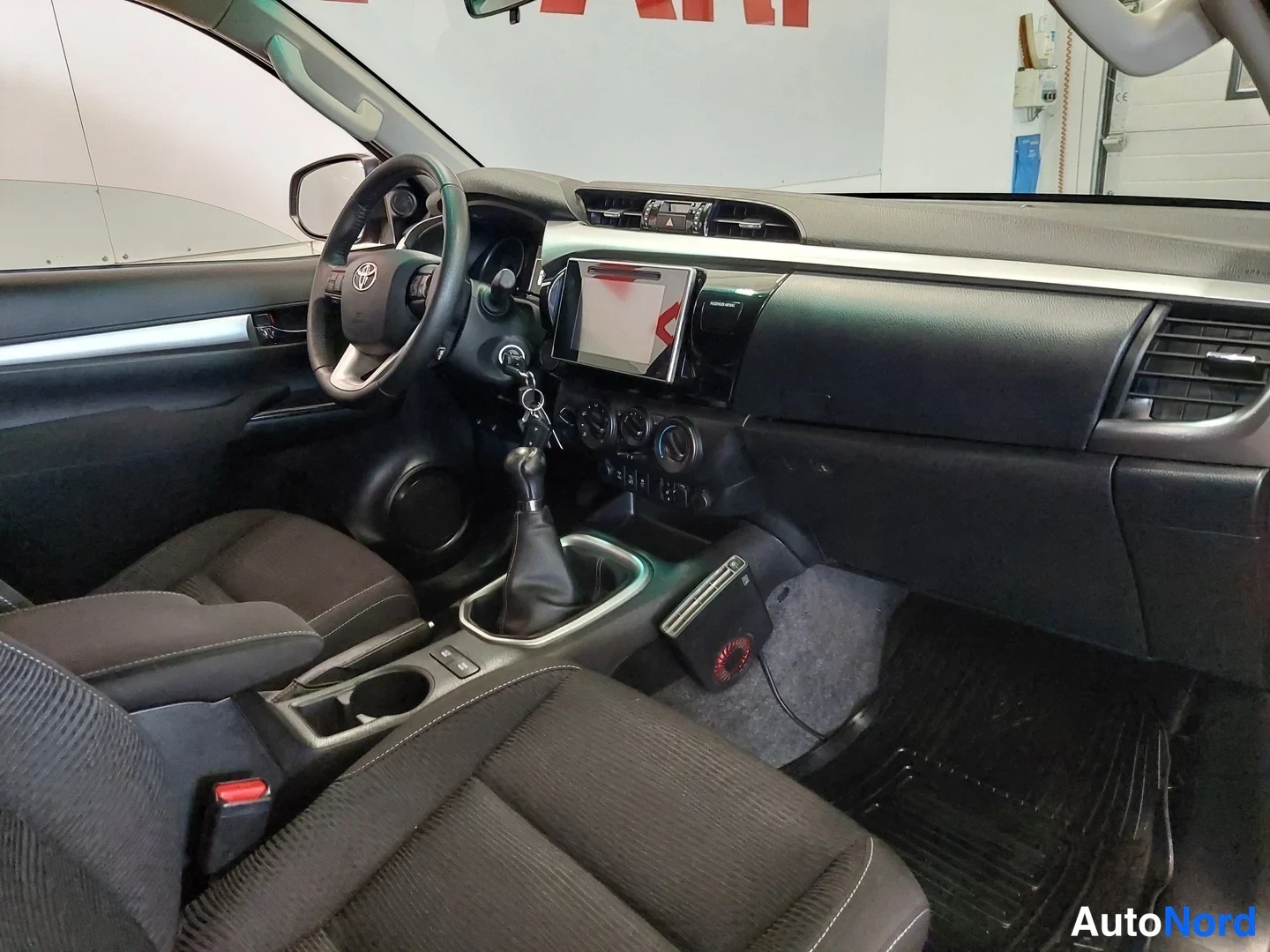 Punainen Toyota Hilux 2016, ohjaamo, kuva 11