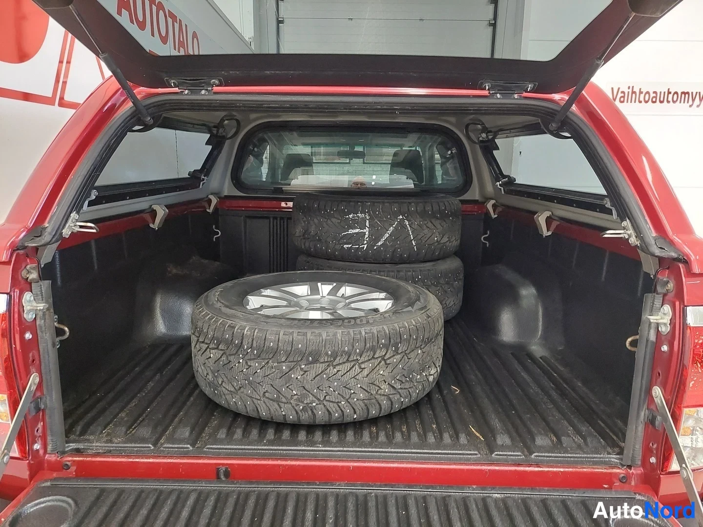 Punainen Toyota Hilux 2016, tavaratila, kuva 16