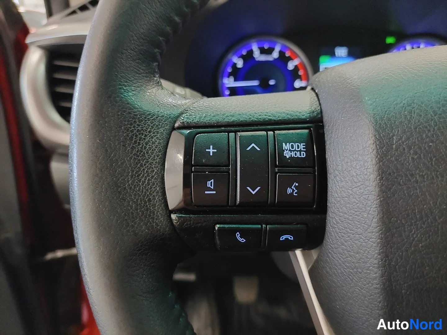 Punainen Toyota Hilux 2016, yksityiskohta, kuva 20