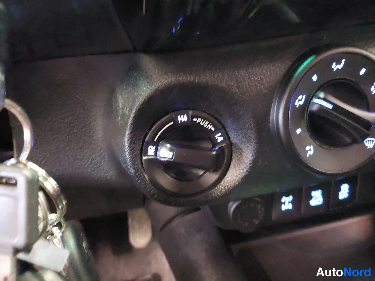 Punainen Toyota Hilux 2016, yksityiskohta, kuva 22