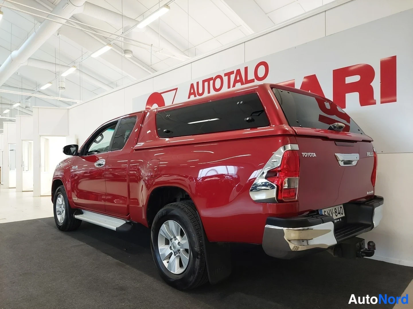 Punainen Toyota Hilux 2016, takaviisto, kuva 8