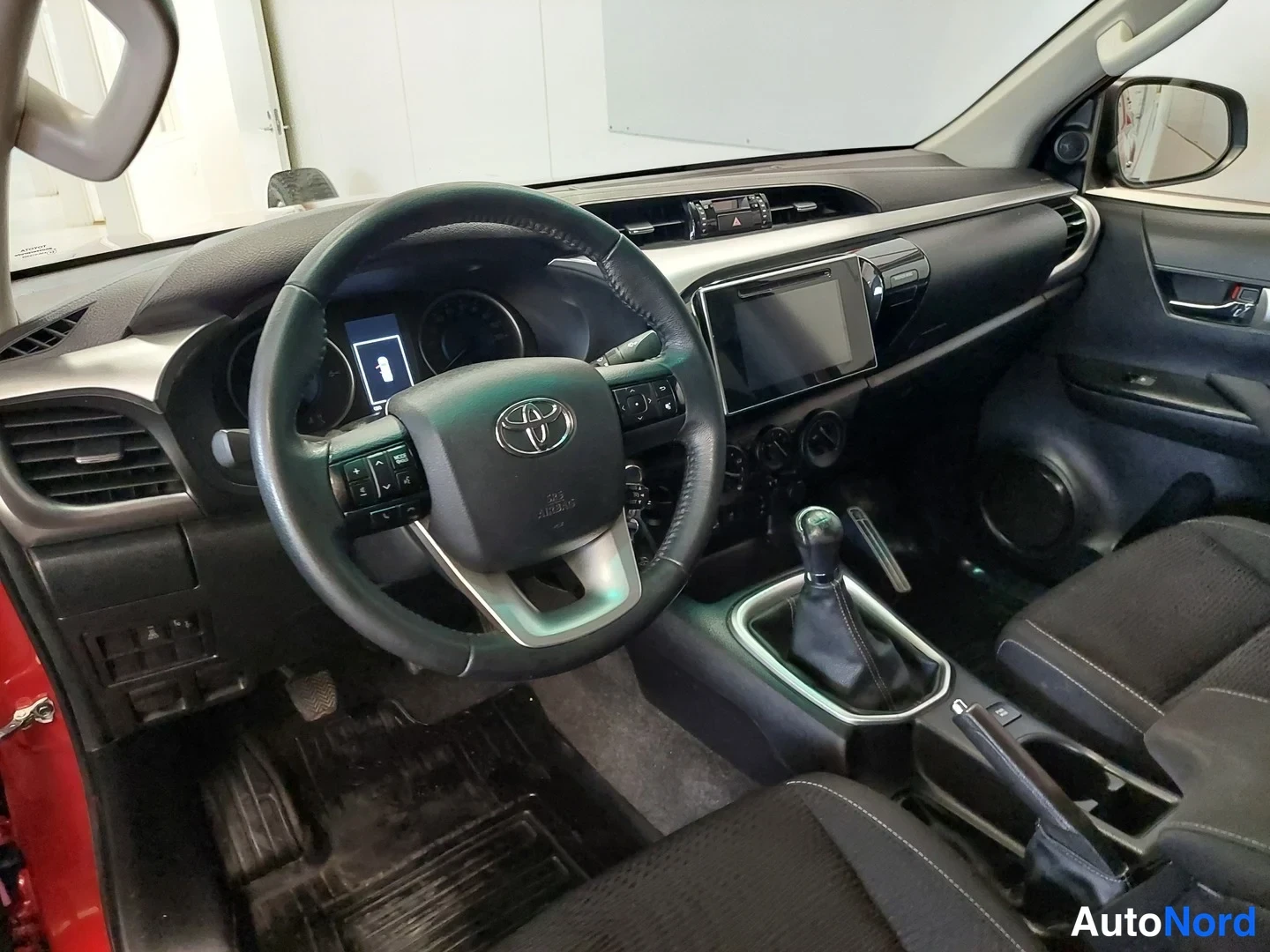 Punainen Toyota Hilux 2016, kuva 28