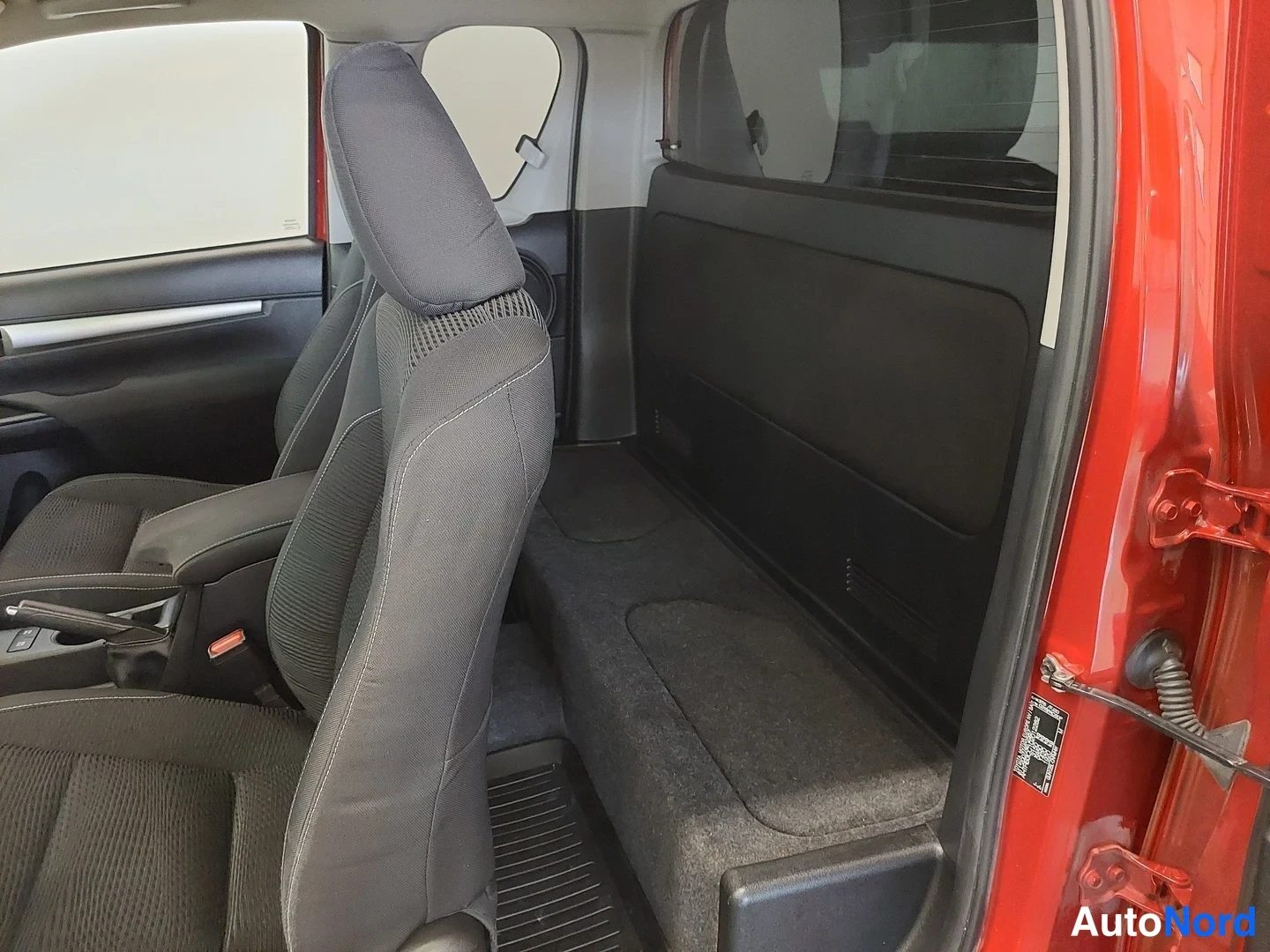 Punainen Toyota Hilux 2016, takaistuimet, kuva 15