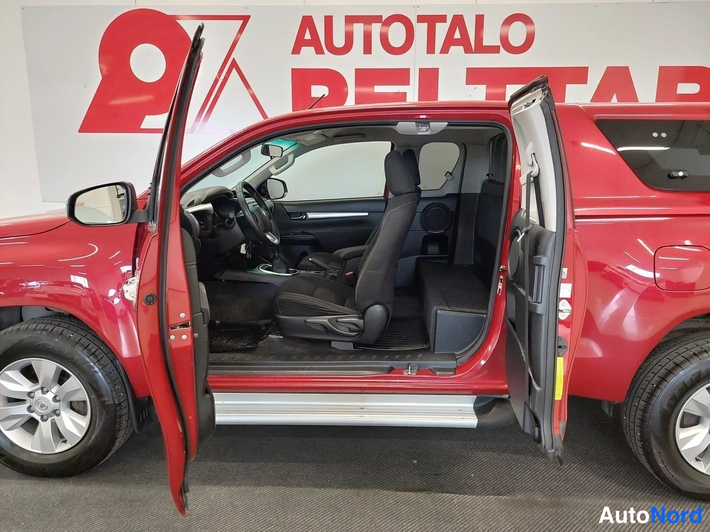 Punainen Toyota Hilux 2016, sivulta, kuva 5