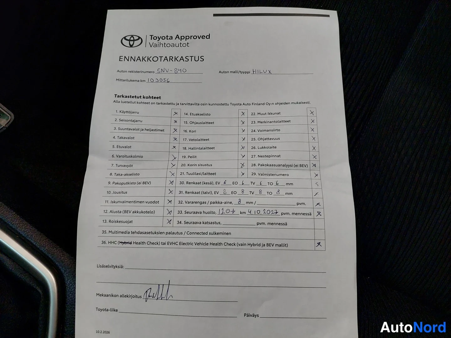 Punainen Toyota Hilux 2016, kuva 27