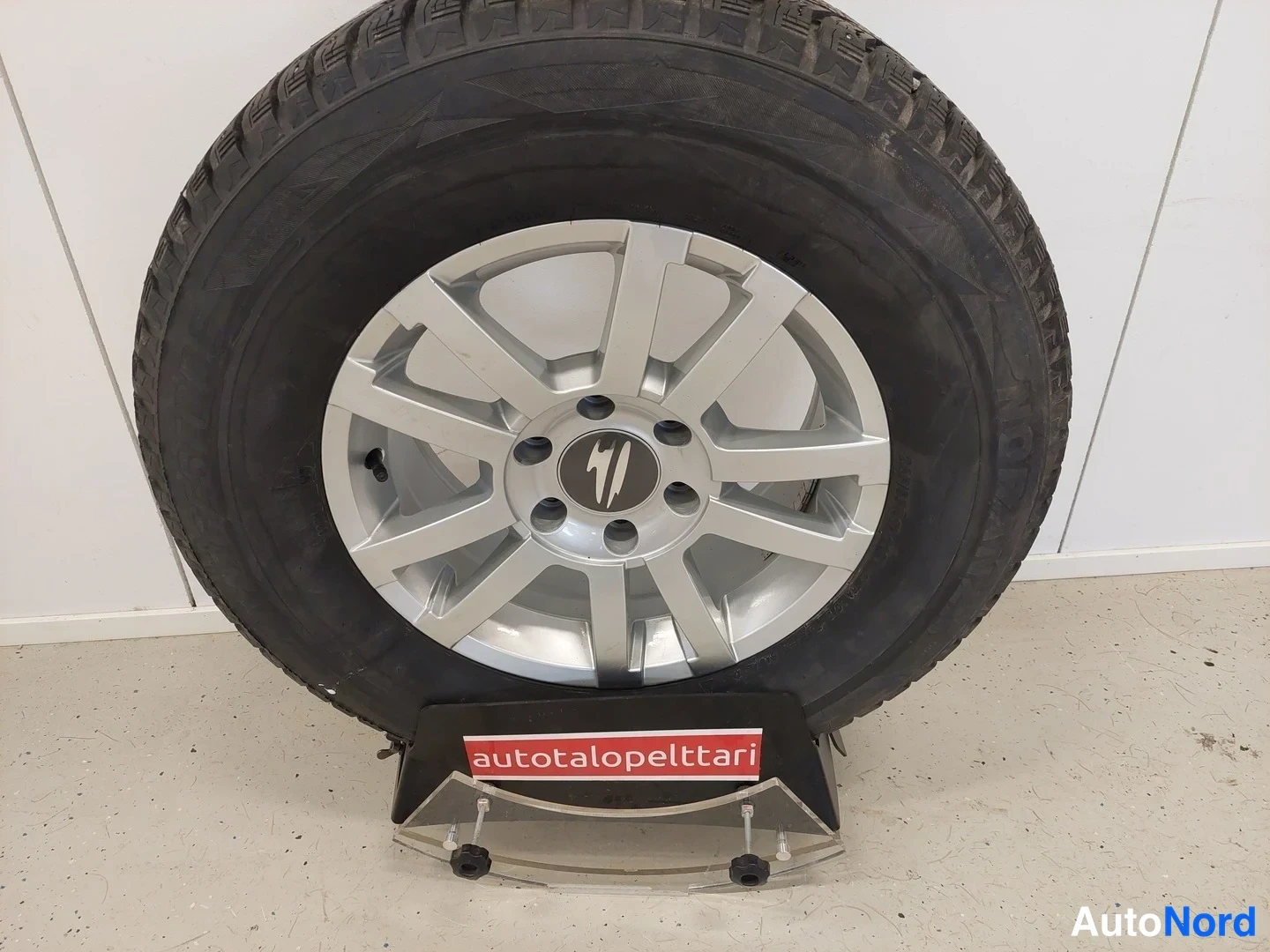 Punainen Toyota Hilux 2016, yksityiskohta, kuva 25