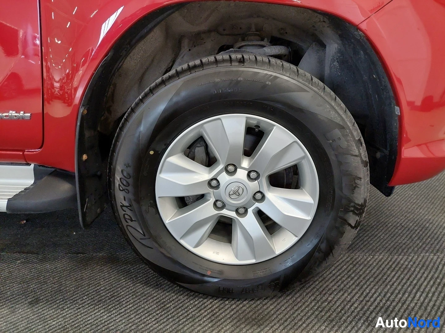 Punainen Toyota Hilux 2016, yksityiskohta, kuva 24