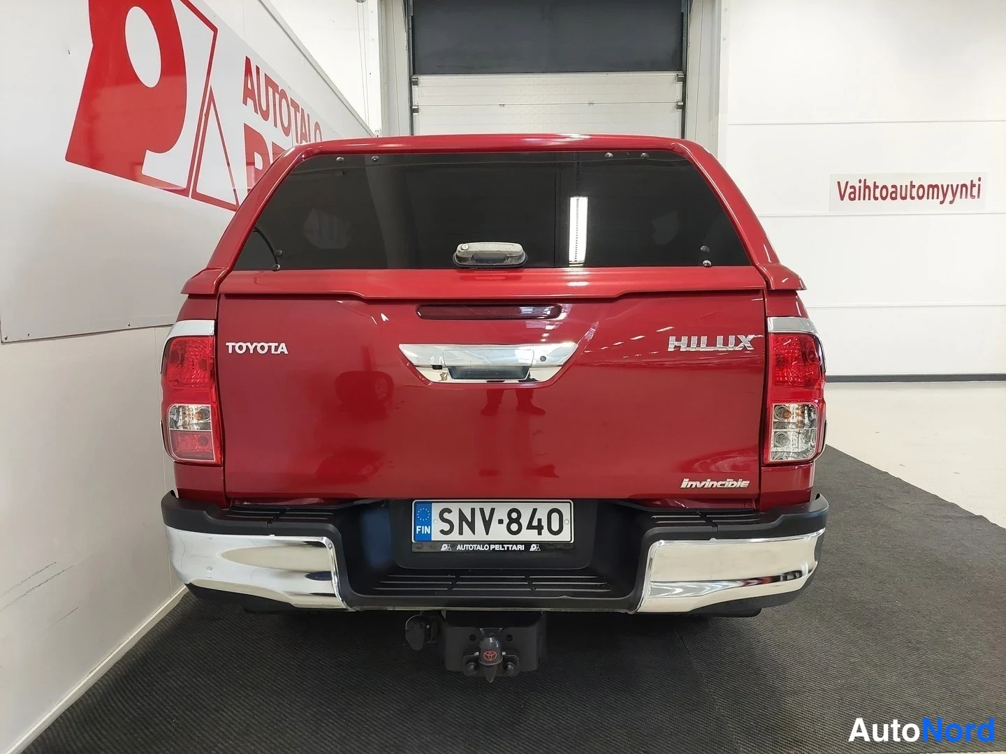 Punainen Toyota Hilux 2016, takaa, kuva 10