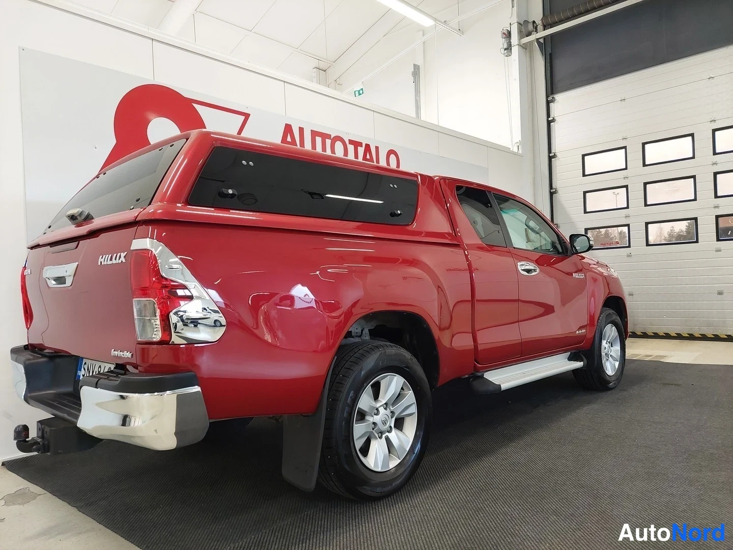 Punainen Toyota Hilux 2016, takaviisto, kuva 9