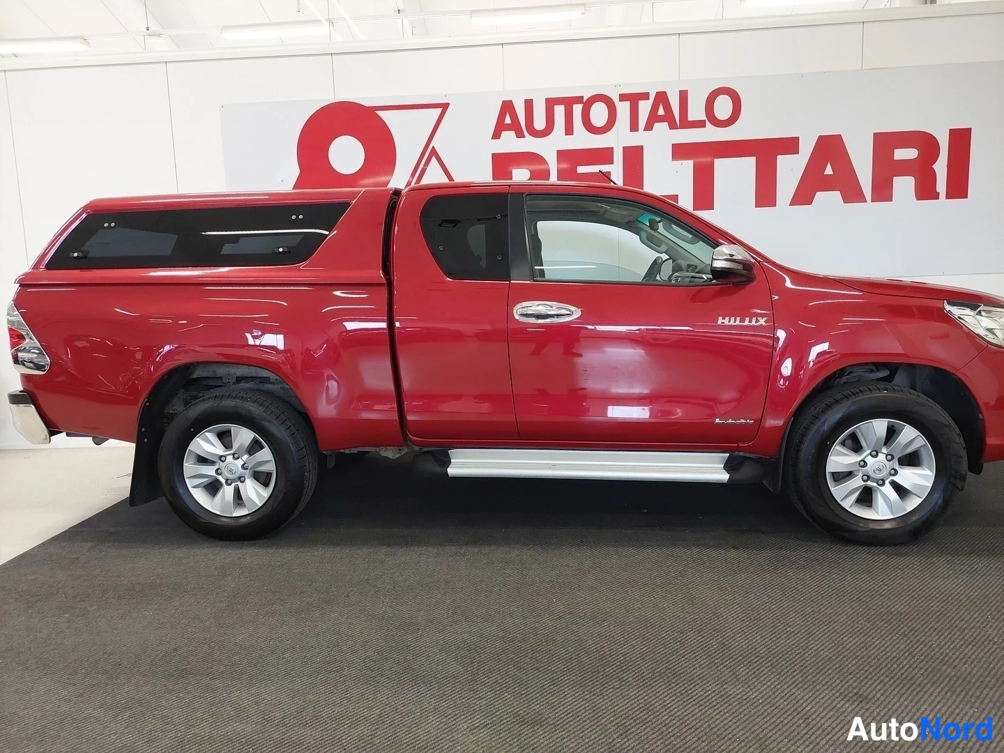 Punainen Toyota Hilux 2016, sivulta, kuva 6