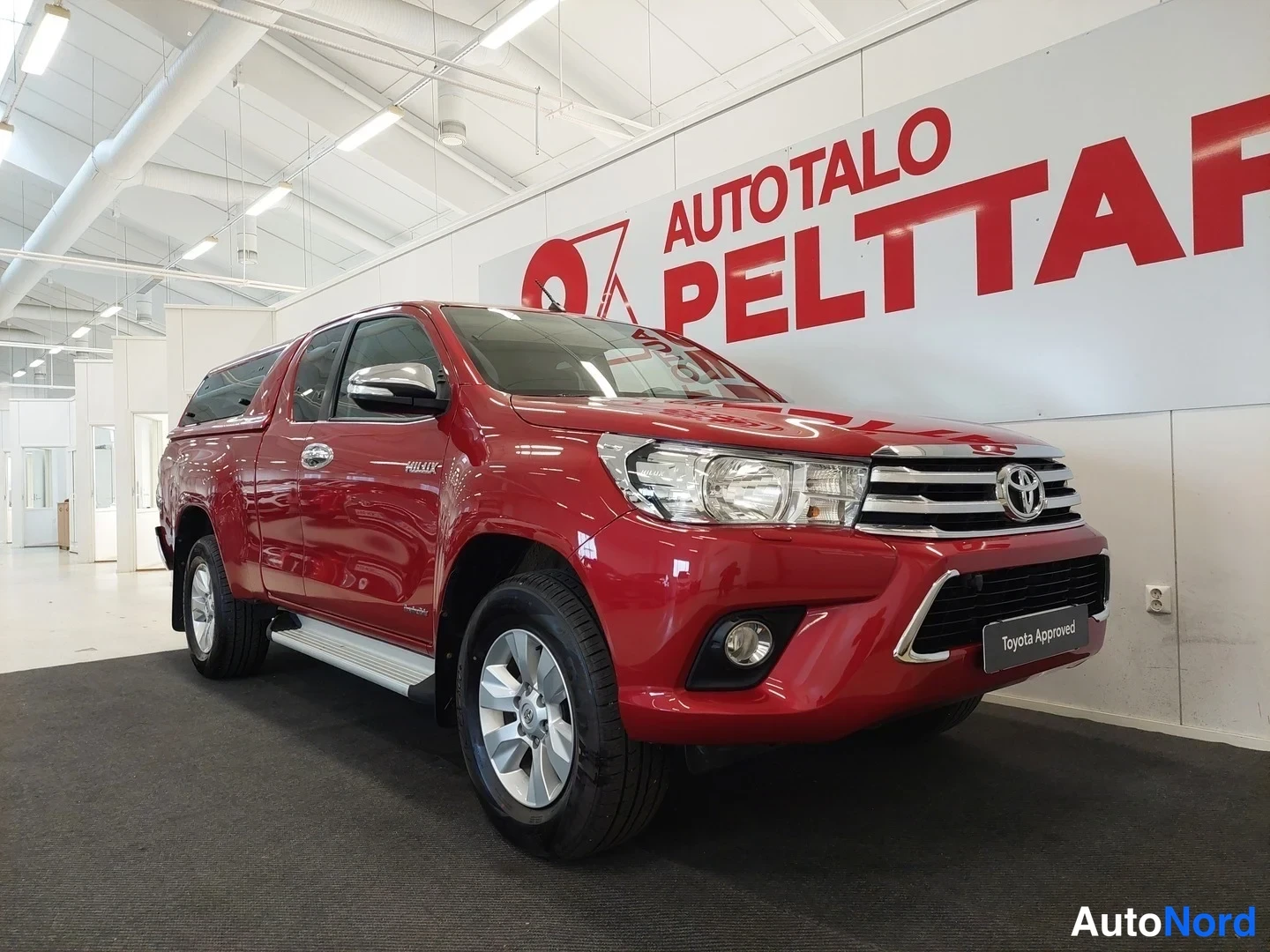 Punainen Toyota Hilux 2016, etuviisto, keula oikealle, kuva 2