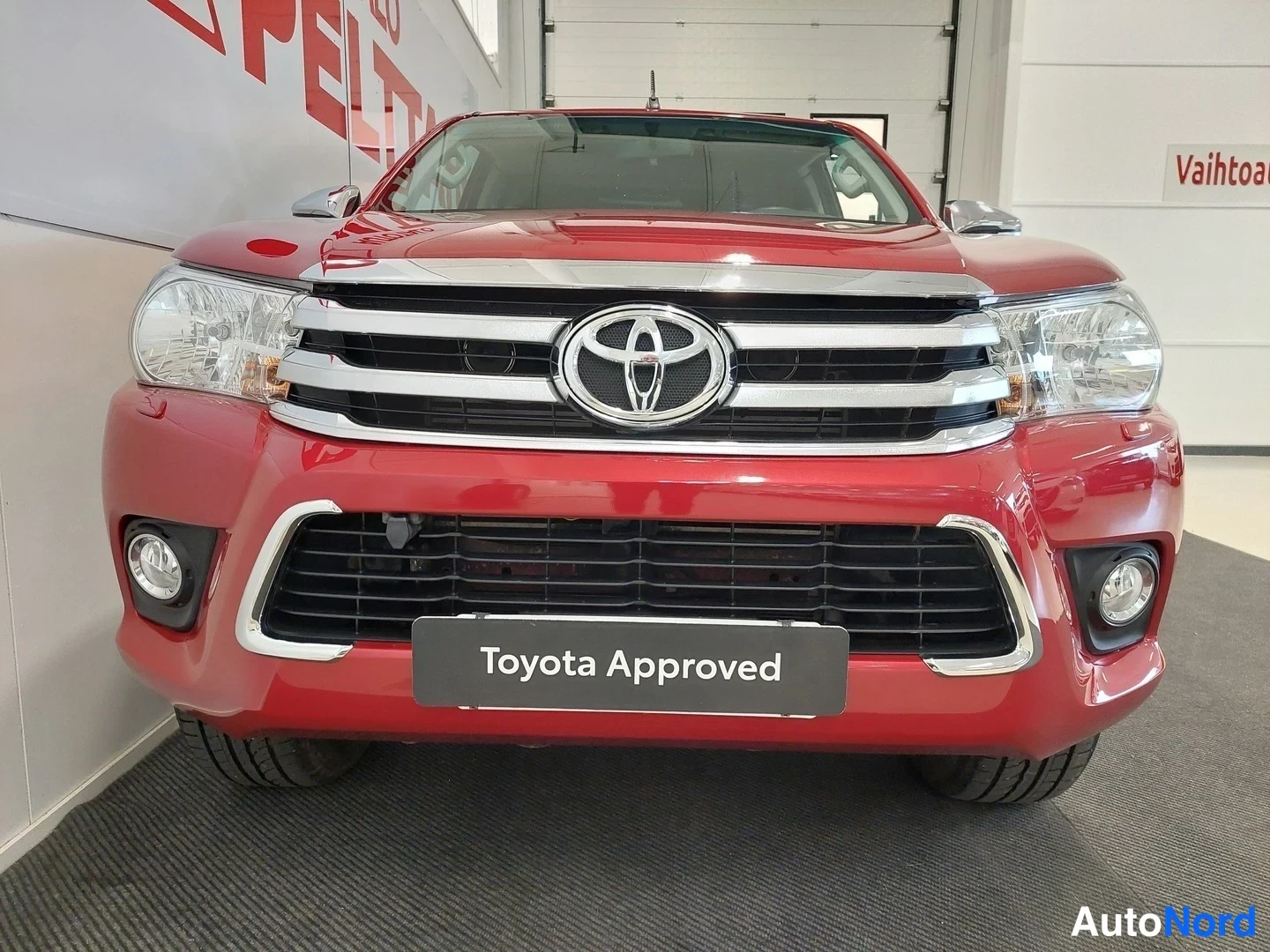 Punainen Toyota Hilux 2016, edestä, kuva 3