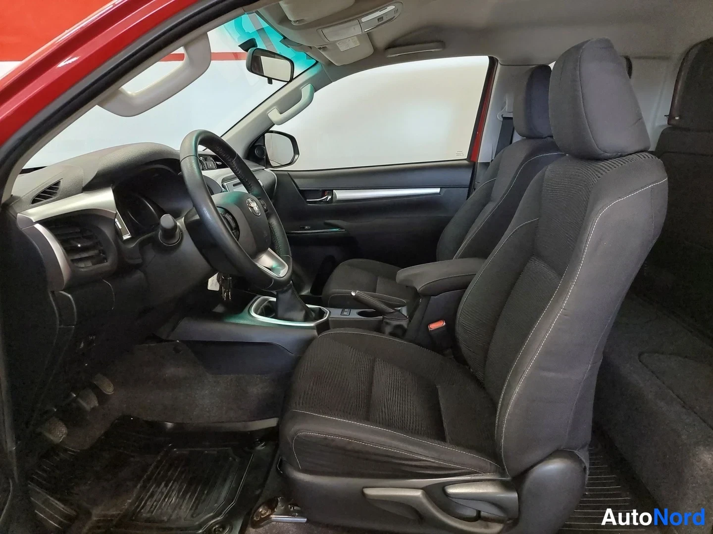 Punainen Toyota Hilux 2016, ohjaamo, kuva 12