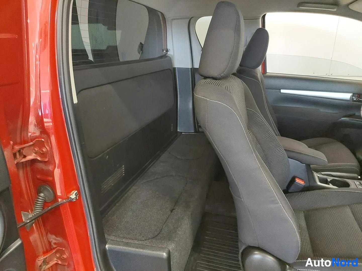 Punainen Toyota Hilux 2016, takaistuimet, kuva 14