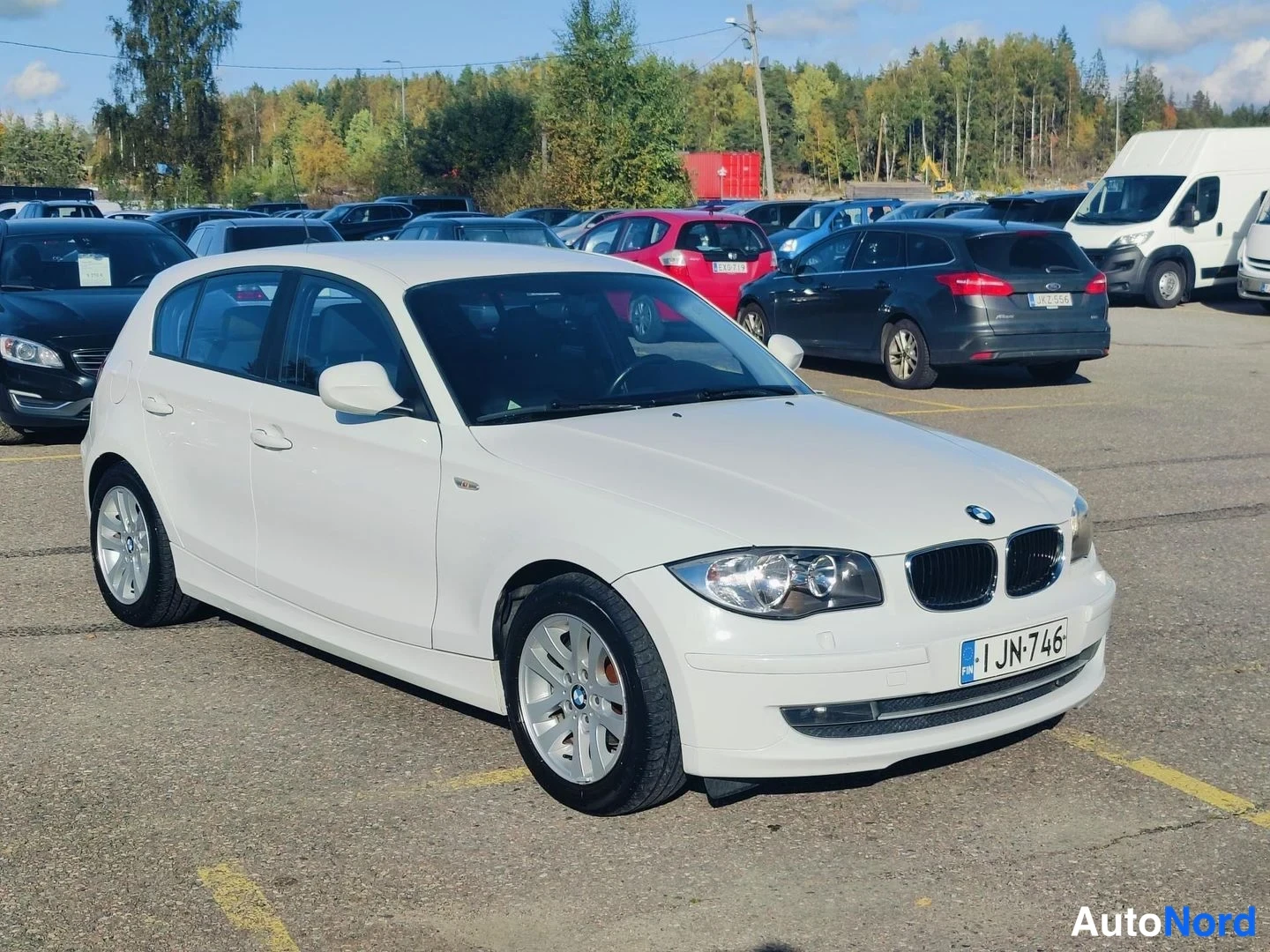 White BMW 116i 2010, front three-quarter, nose to the right, photo 2