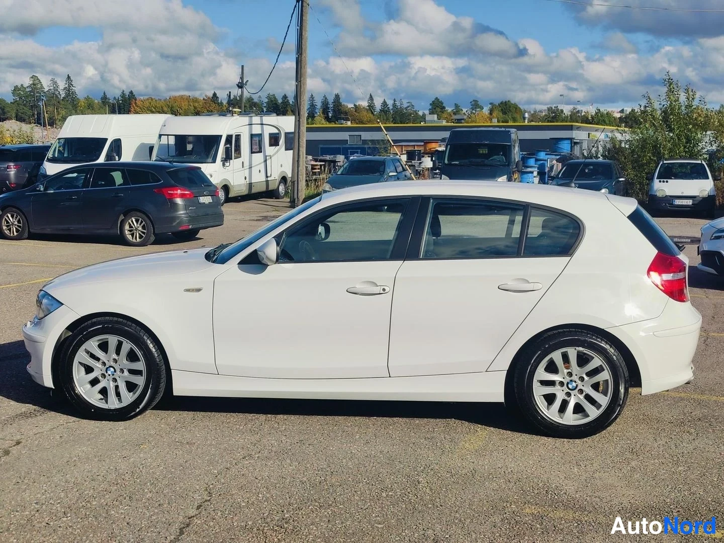White BMW 116i 2010, rear three-quarter, photo 3