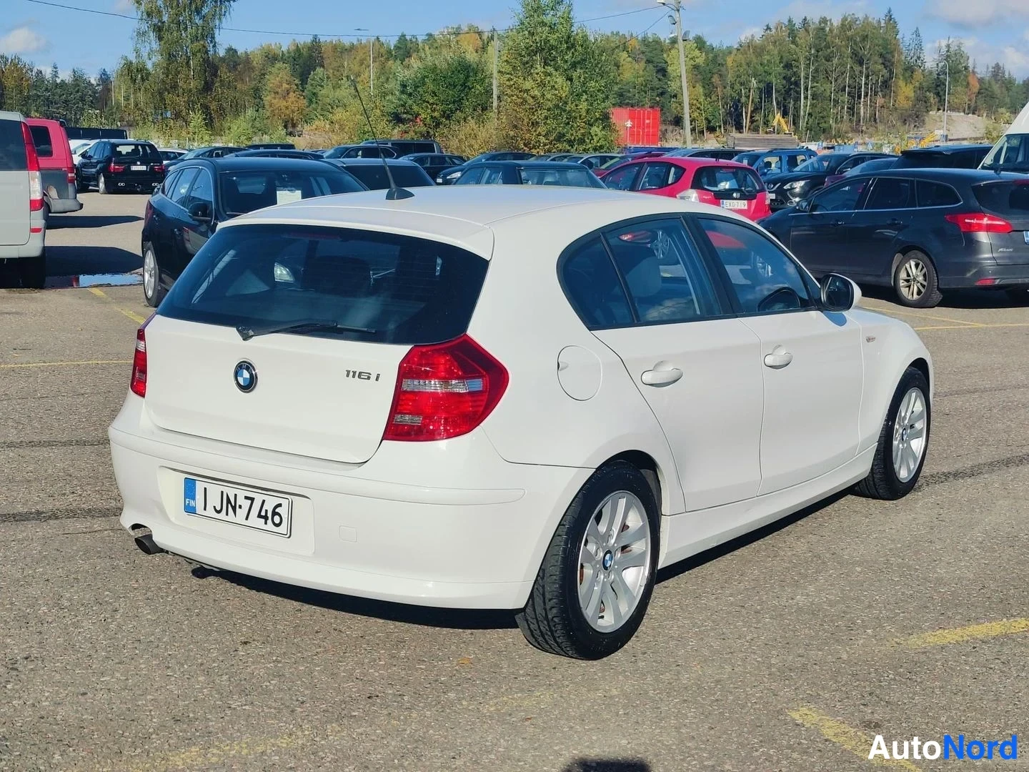 White BMW 116i 2010, rear three-quarter, photo 4