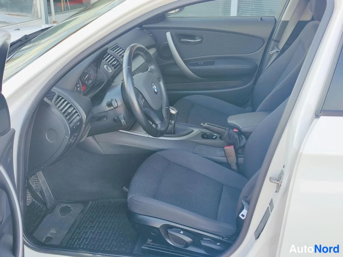 White BMW 116i 2010, cockpit, photo 6