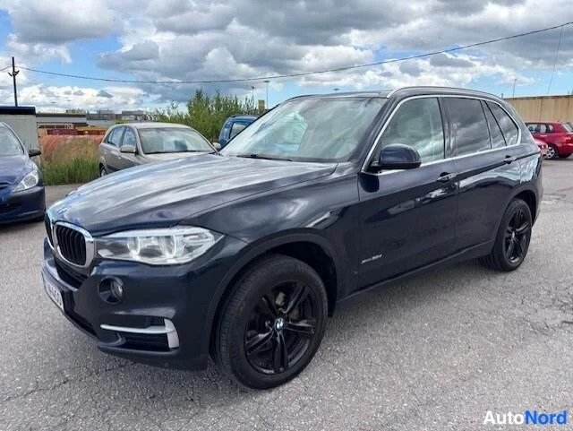 Blå BMW X5 xDrive30d 2014, snett framifrån, fronten åt vänster, bild 2