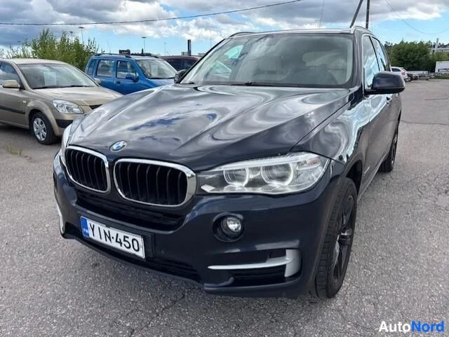 Blå BMW X5 xDrive30d 2014, snett framifrån, fronten åt vänster, bild 4