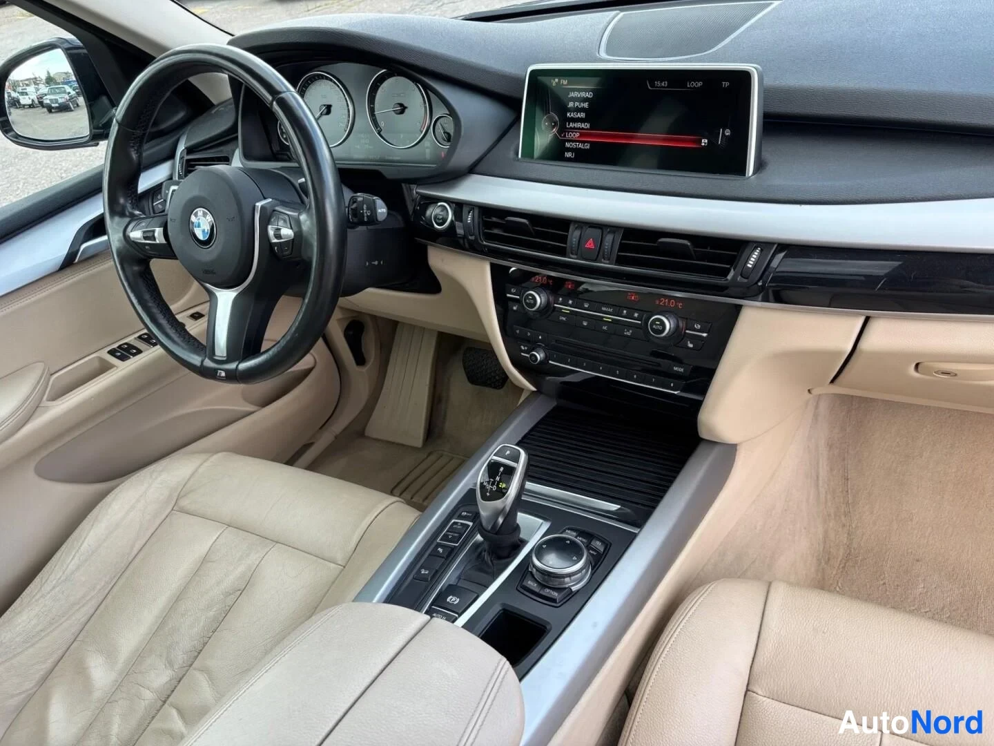Blå BMW X5 xDrive30d 2014, förarplats, bild 11