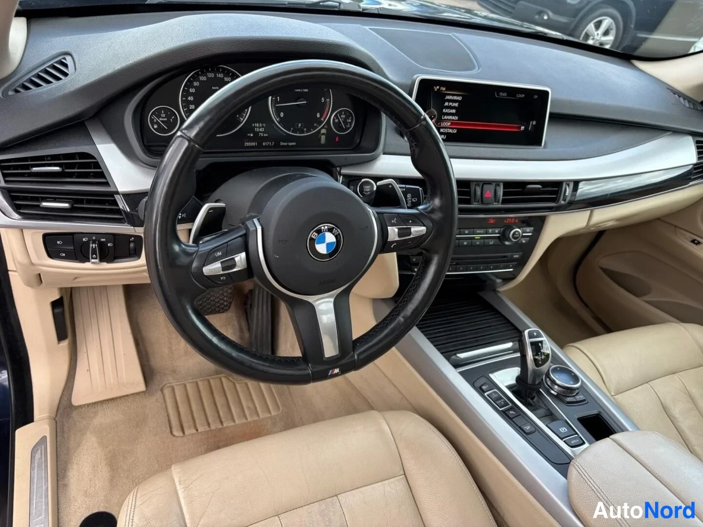 Blå BMW X5 xDrive30d 2014, förarplats, bild 12