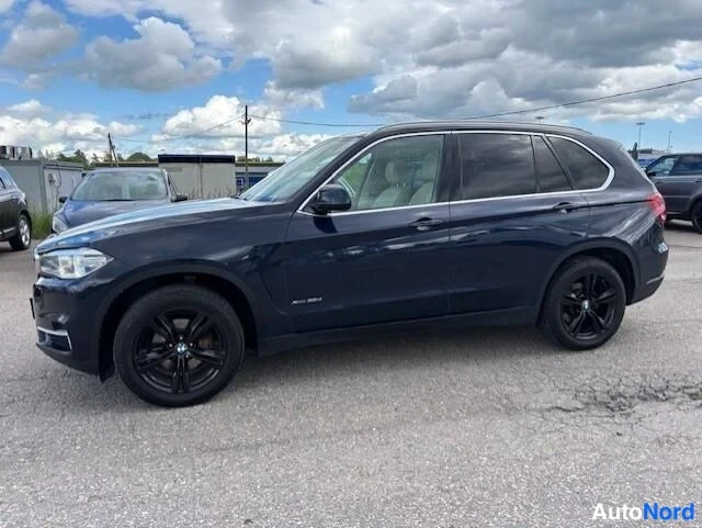 Blå BMW X5 xDrive30d 2014, snett framifrån, fronten åt vänster, bild 3